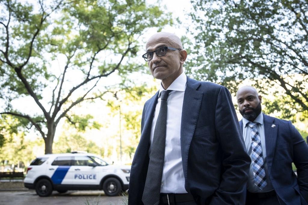 Nadella endossou a teoria do Departamento de Justi&ccedil;a de que o Google consolidou seu dom&iacute;nio nas buscas na Internet por meio de acordos com a Apple