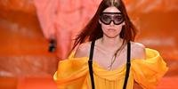 Modelo apresenta criação de Louis Vuitton na Paris Fashion Week