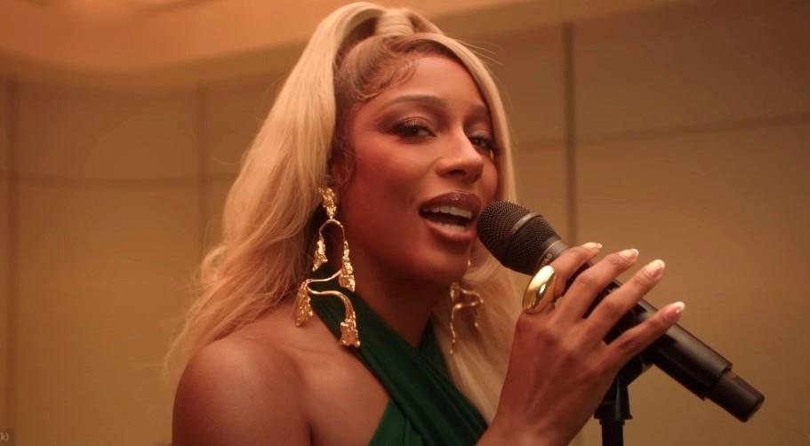 Victoria Mon&eacute;t em clipe de 'How Does It Make You Feel'