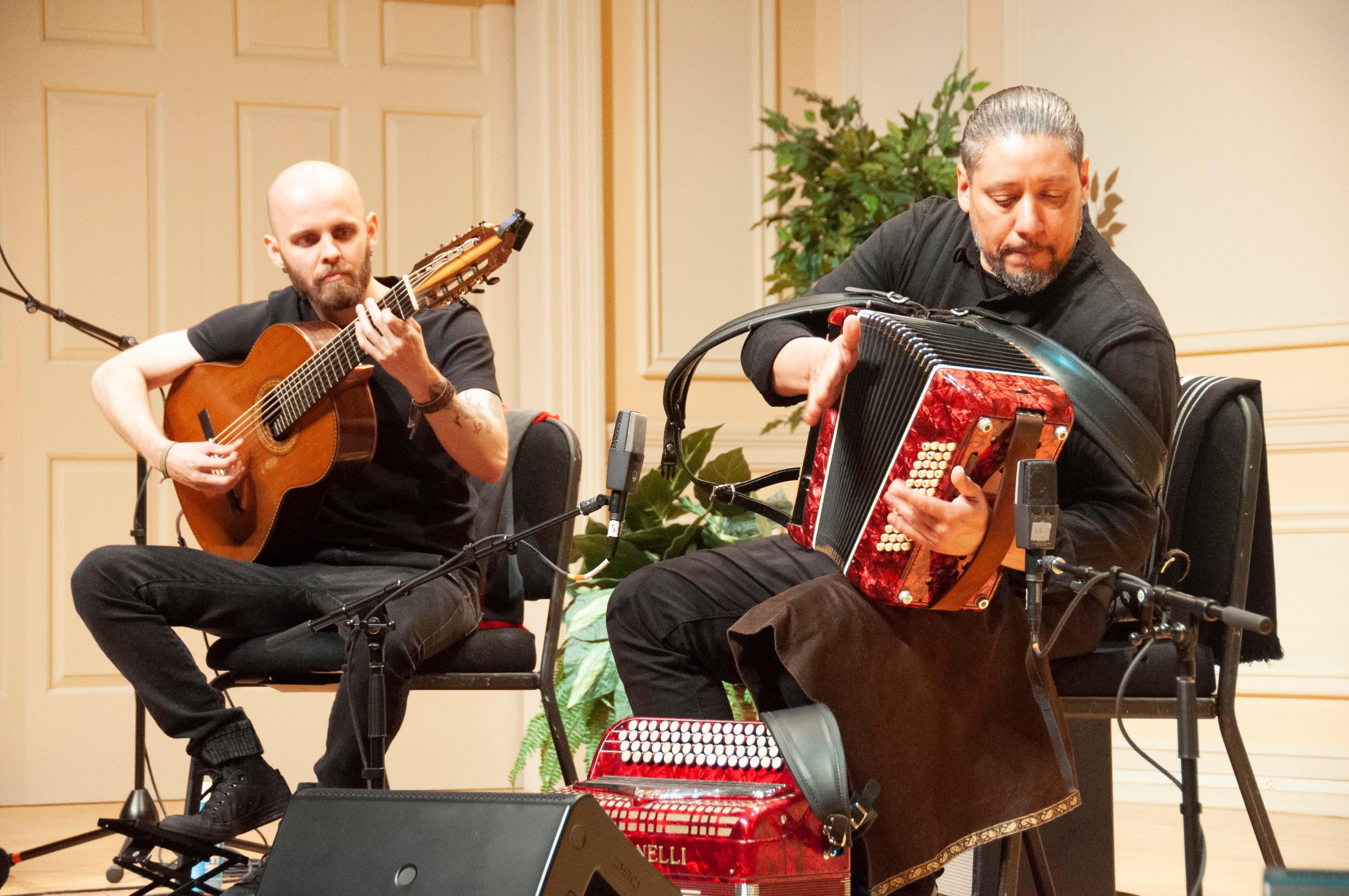 Alejandro Brittes em performance na Biblioteca do Congresso em Washington