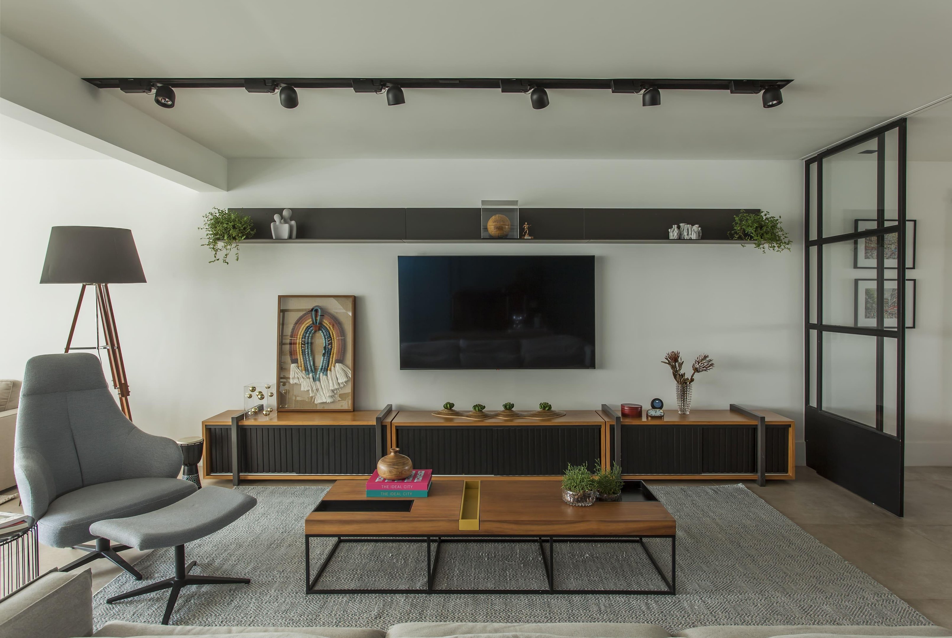 Mesa de centro garimpada ajudou a compor a decora&ccedil;&atilde;o em estilo industrial da sala de TV