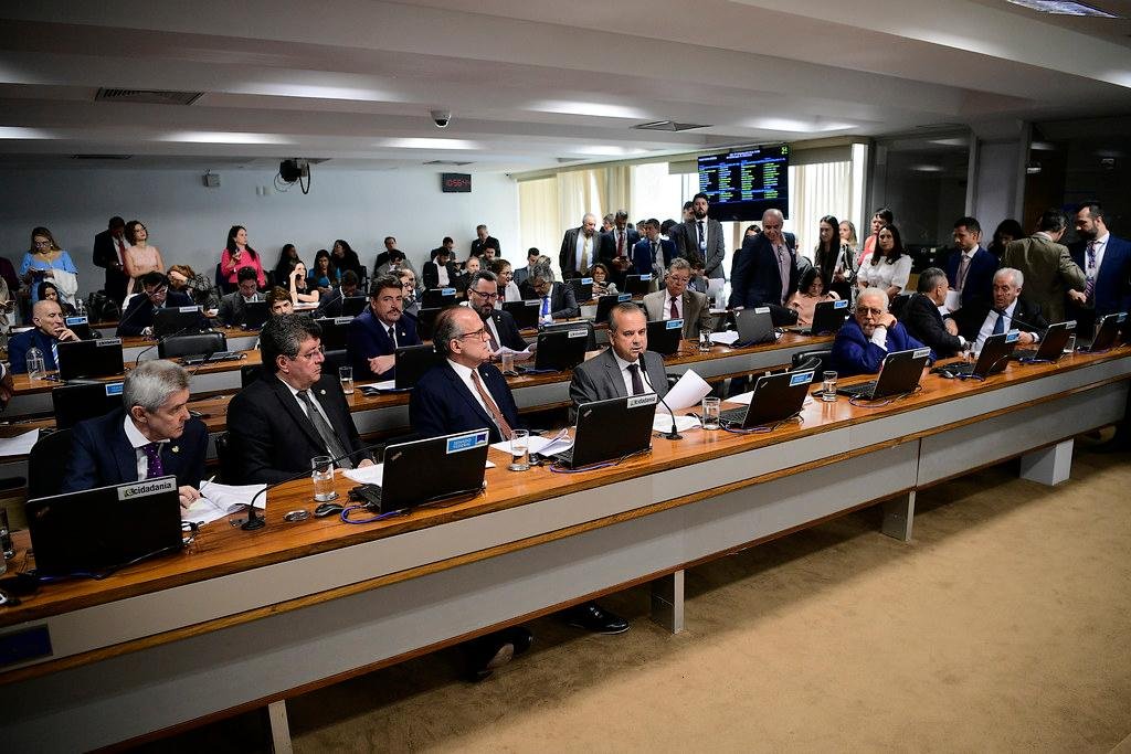 O relator, senador Rogerio Marinho (PL-RN), define que os sindicatos est&atilde;o impedidos de recolher contribui&ccedil;&atilde;o sem autoriza&ccedil;&atilde;o pr&eacute;via do empregado ou profissional liberal, sindicalizado ou n&atilde;o