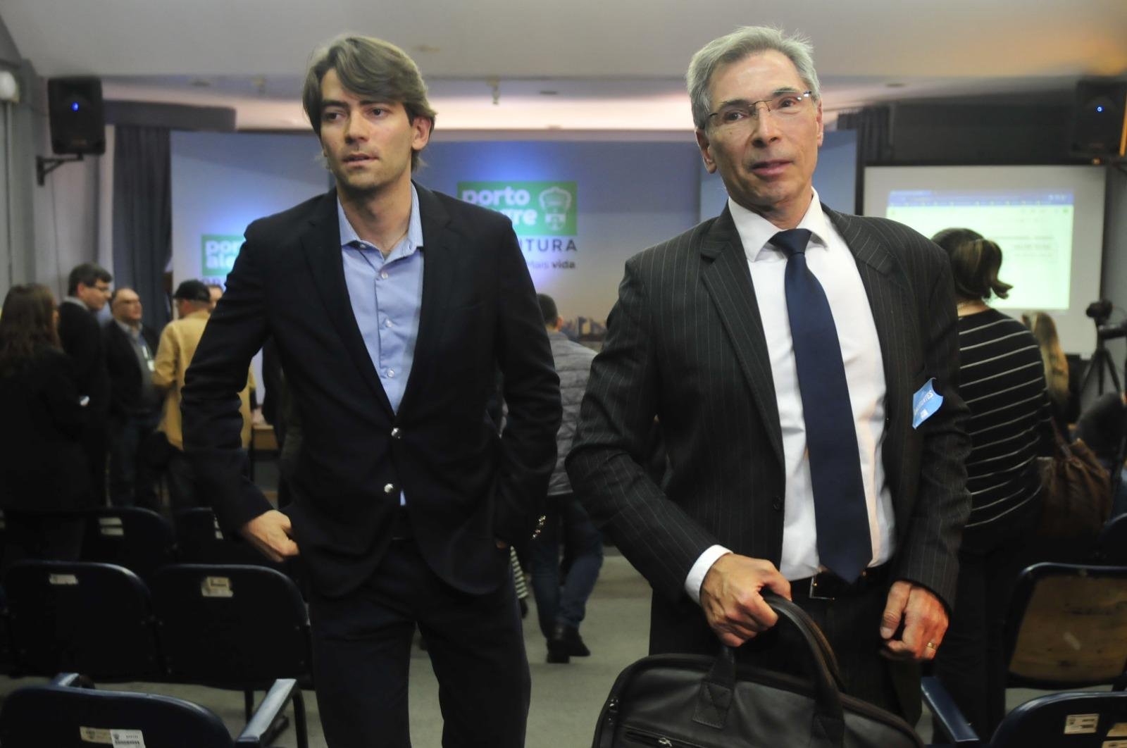 Diretor da Viam&atilde;o, Oct&aacute;vio Bortoncello (esq.), ao lado do representante jur&iacute;dico da empresa, Darcy Norte Rebello Jr (dir.), no leil&atilde;o da Carris