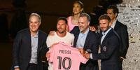 Lionel Messi sendo apresentado no Inter Miami ao Lado de David Beckham (D) e Jorge Mas (E)