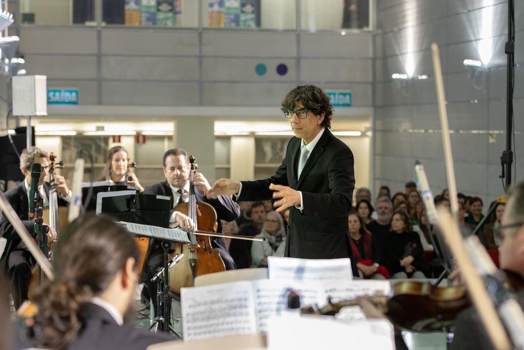 Maestro Tiago Flores &agrave; frente da Orquestra da Ulbra no Farol Santander