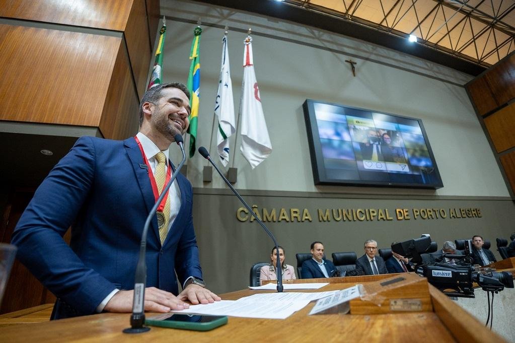 Governador Eduardo Leite  com as honrarias