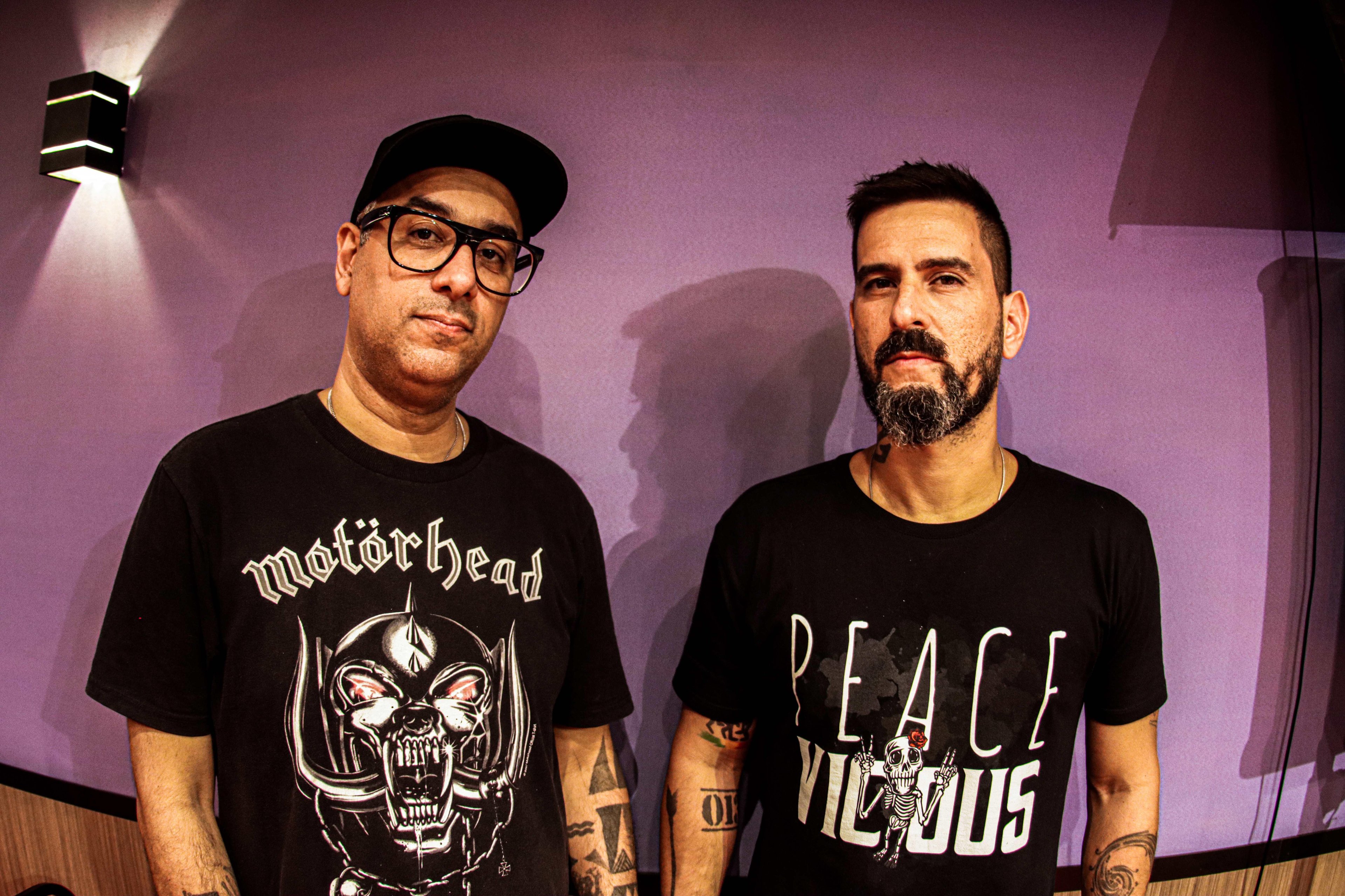 Os bateristas Pinguim Ruas e Bruno Graveto se apresentam no Opini&atilde;o