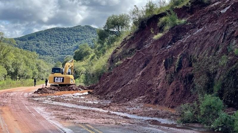 Danos em rodovias dificultam tr&acirc;nsito nas regi&otilde;es mais afetadas pela chuva