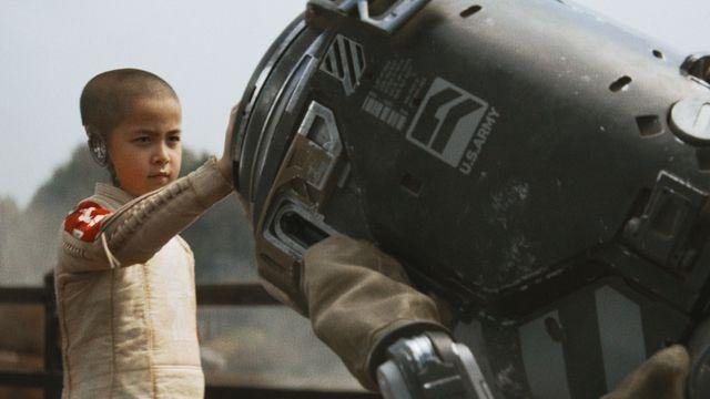 A intelig&ecirc;ncia artificial que tem a forma de uma garotinha, vivida por Madeleine Yuna Voyles, deve ser destru&iacute;da por amea&ccedil;ar a humanidade