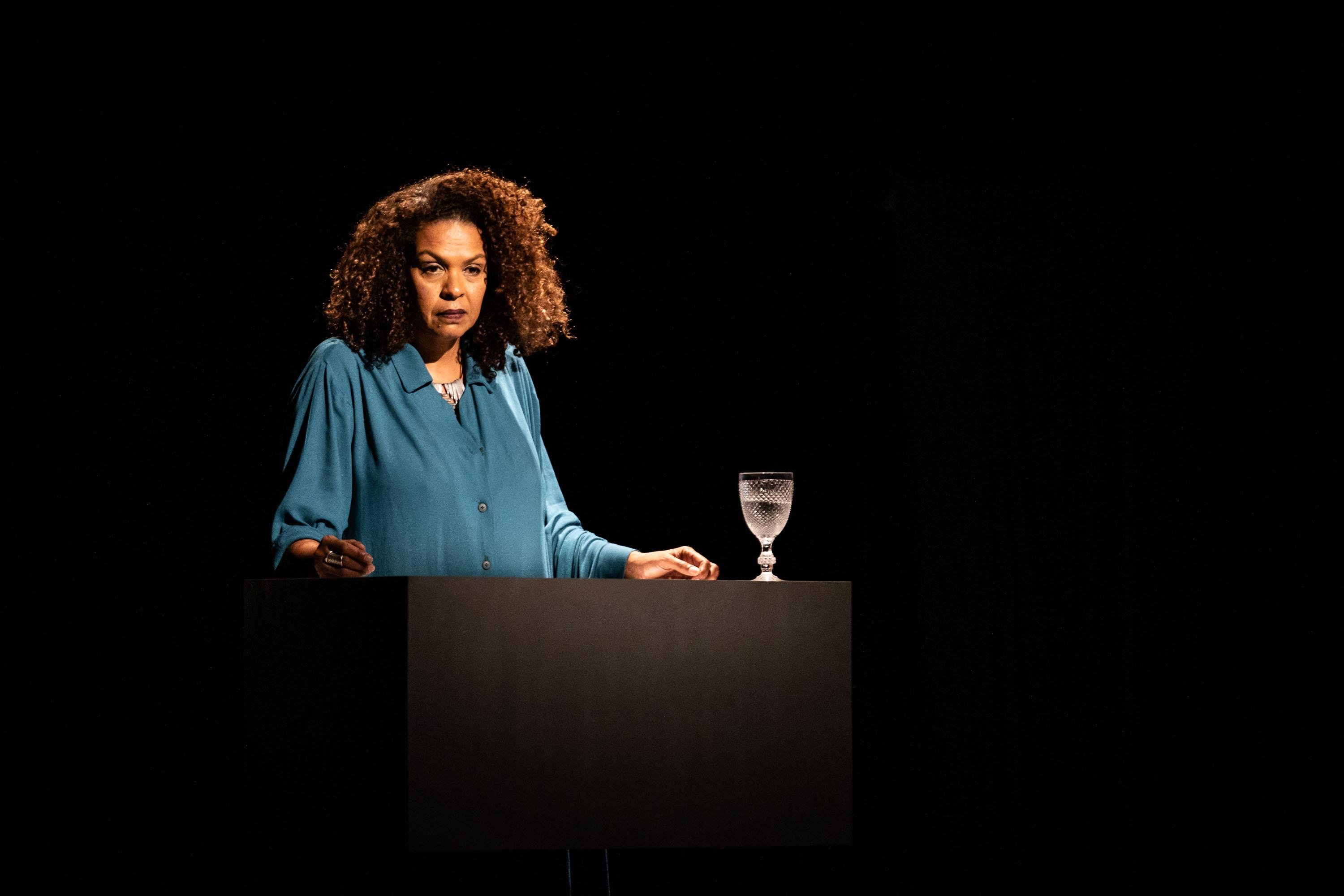 "Ningu&eacute;m Sabe Meu Nome" &eacute; interpretado por Ana Carbatti
