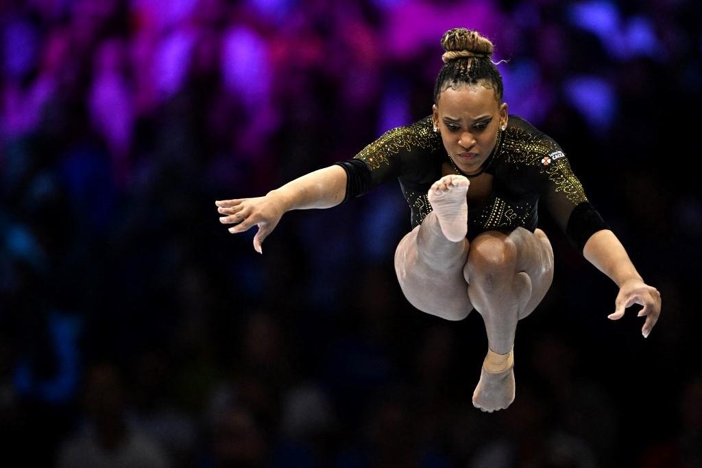 Time liderado por Rebeca Andrade e Fl&aacute;via Saraiva cresceu na decis&atilde;o, principalmente com as apresenta&ccedil;&otilde;es no solo e passagem pelo salto, fez 165,530 e ficou entre as tr&ecirc;s melhores pela primeira vez