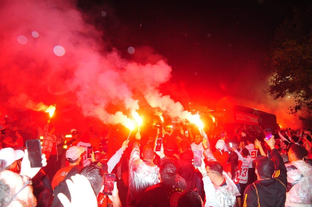 Torcida colore entorno do Beira-Rio de vermelho