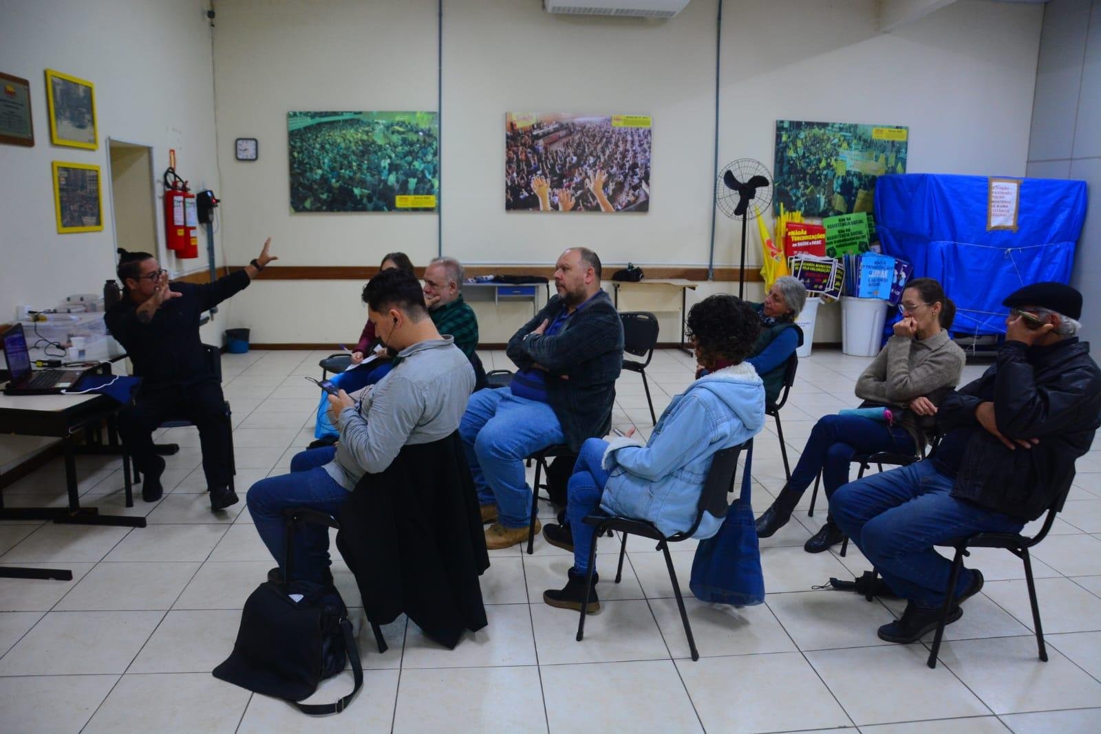A reuni&atilde;o contou com a participa&ccedil;&atilde;o de representantes de movimentos ambientais, sindicatos e pol&iacute;ticos do executivo municipal.