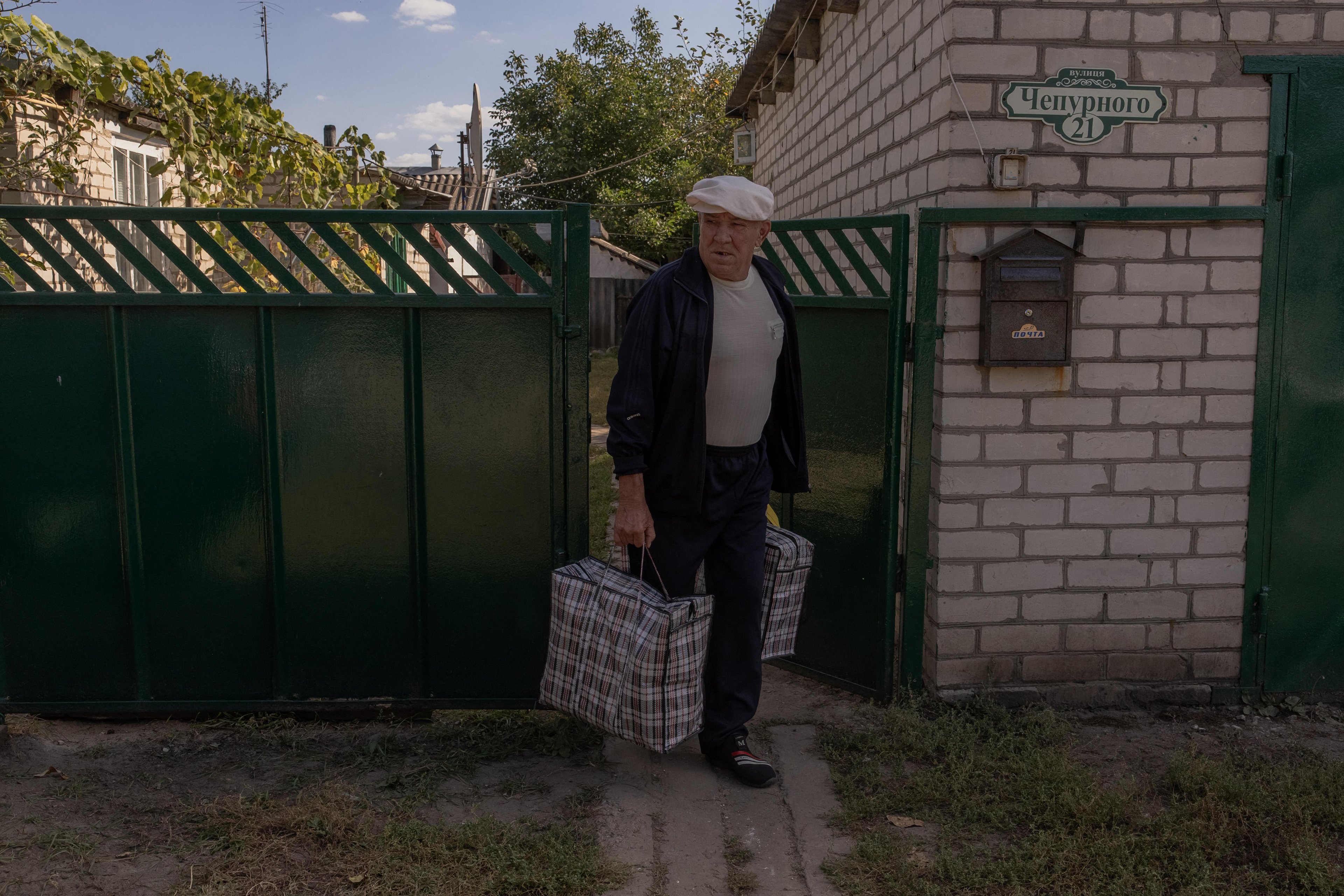 Aos 71 anos, Sergiy abandona sua casa na cidade de Boguslavka
