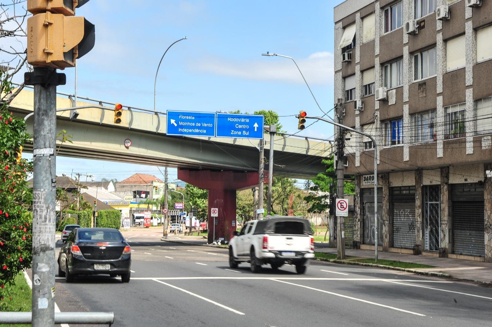 Abaixo do viaduto Jos&eacute; Eduardo Utzig, bairro S&atilde;o Jo&atilde;o, infra&ccedil;&atilde;o pode ser facilmente flagrada