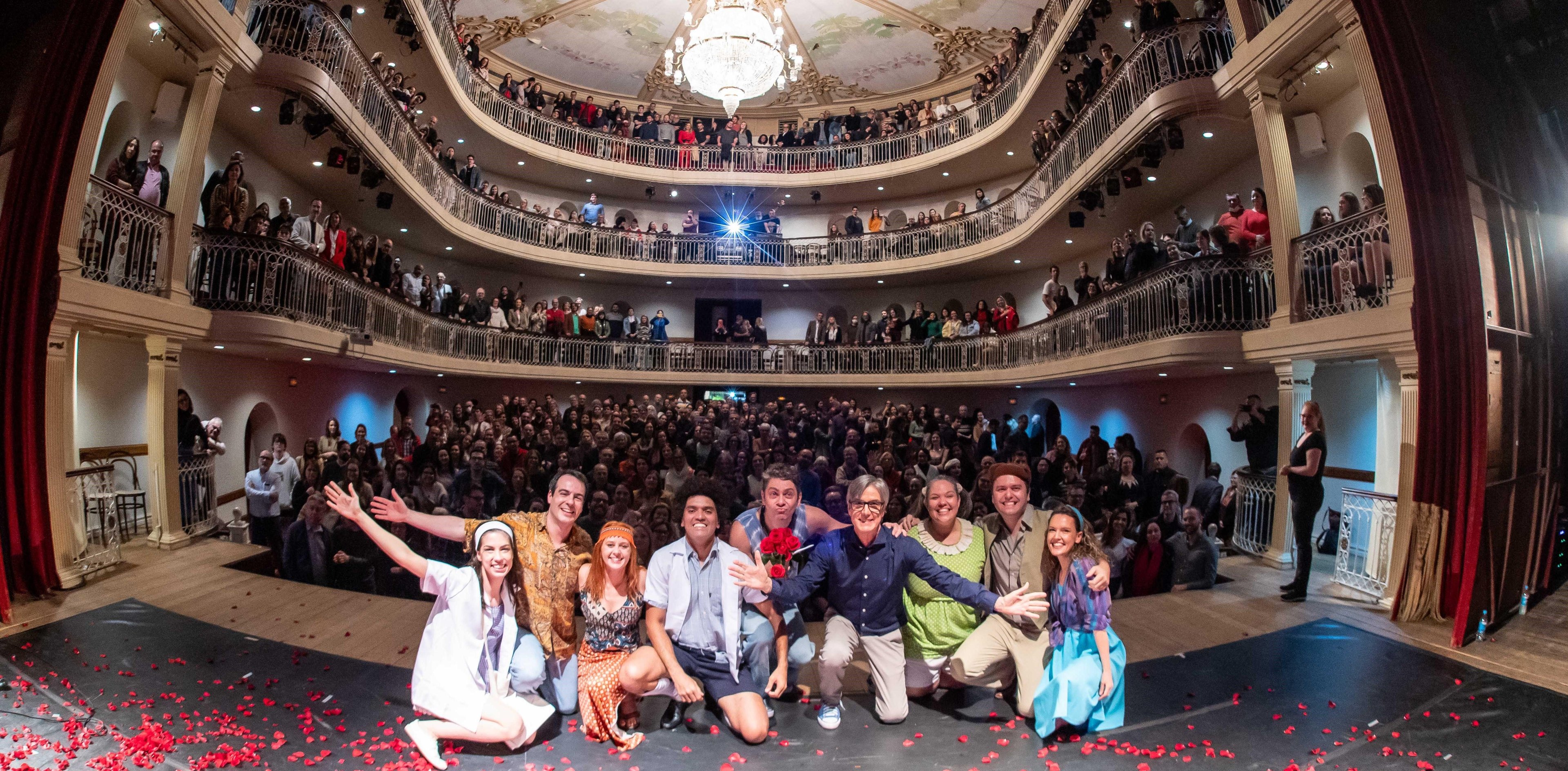 J&uacute;lio Conte e elenco celebram os 40 anos da pe&ccedil;a no palco do Theatro S&atilde;o Pedro