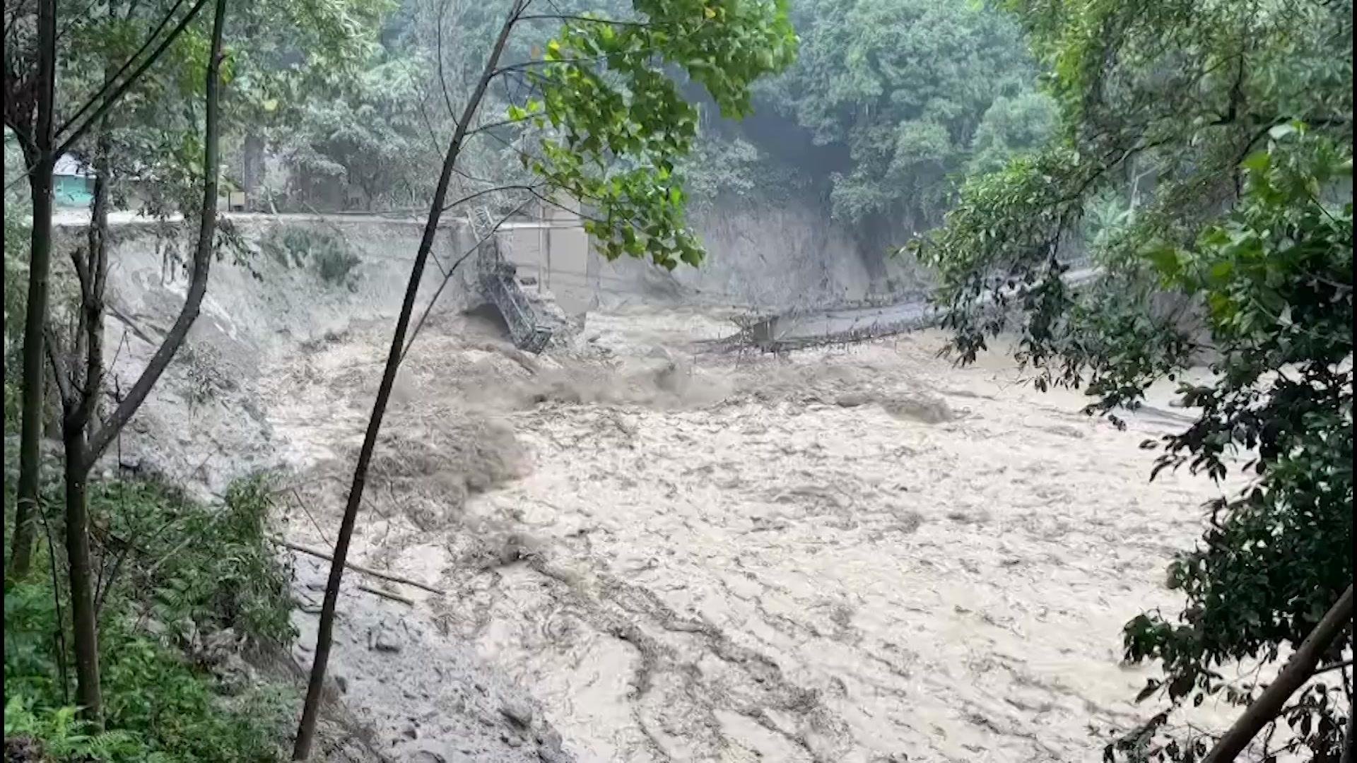 Mais de 100 pessoas continuam desaparecidas ap&oacute;s a cheia do lago
