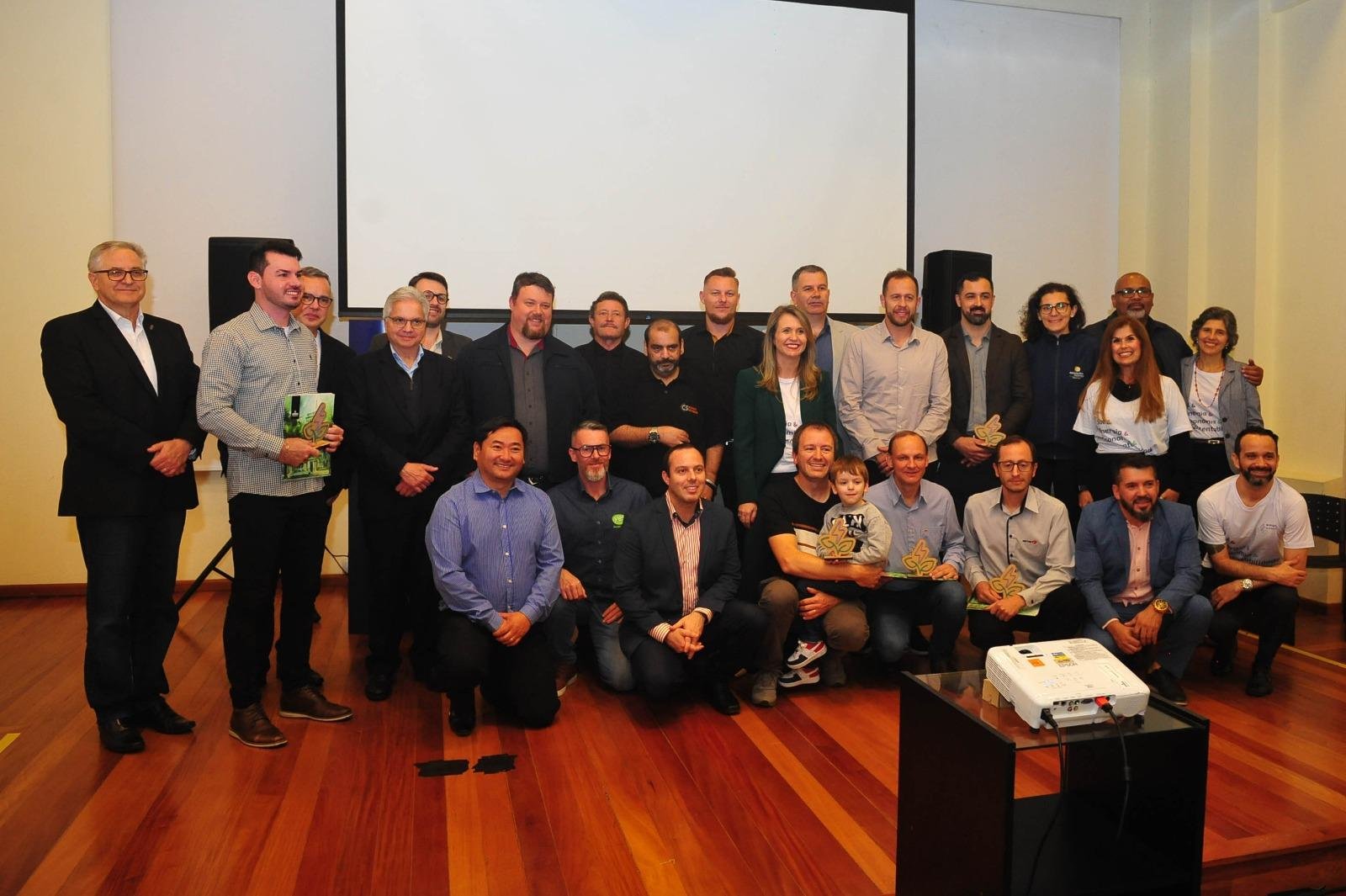 Representantes das 23 empresas ga&uacute;chas certificadas com o Selo + Energia Sustent&aacute;vel posaram para a foto junto com os representantes do Banrisul, Ufrgs, Sebrae-RS e Senai-RS