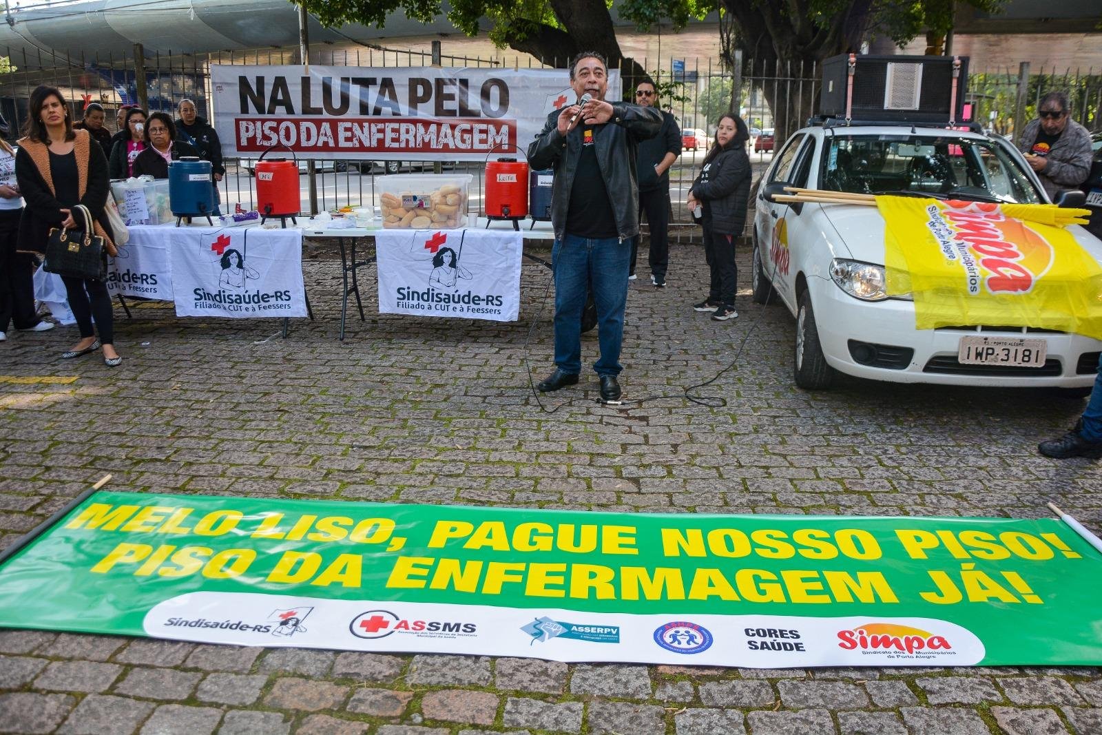 Protesto foi realizado no p&aacute;tio da SMS, na manh&atilde; desta sexta