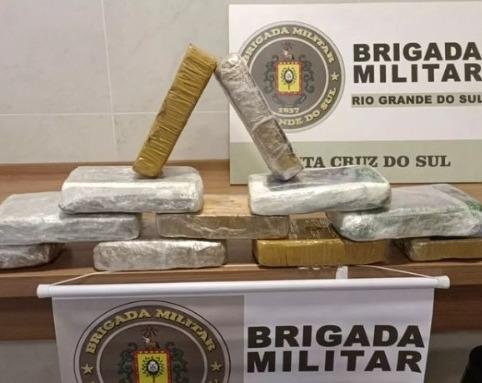 A droga estava escondida na mala da mulher de 19 anos.