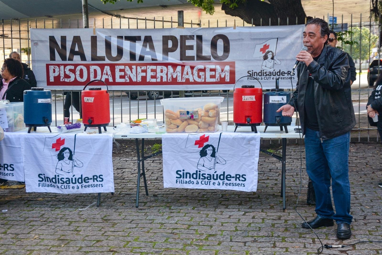 Entidades protestaram por atraso