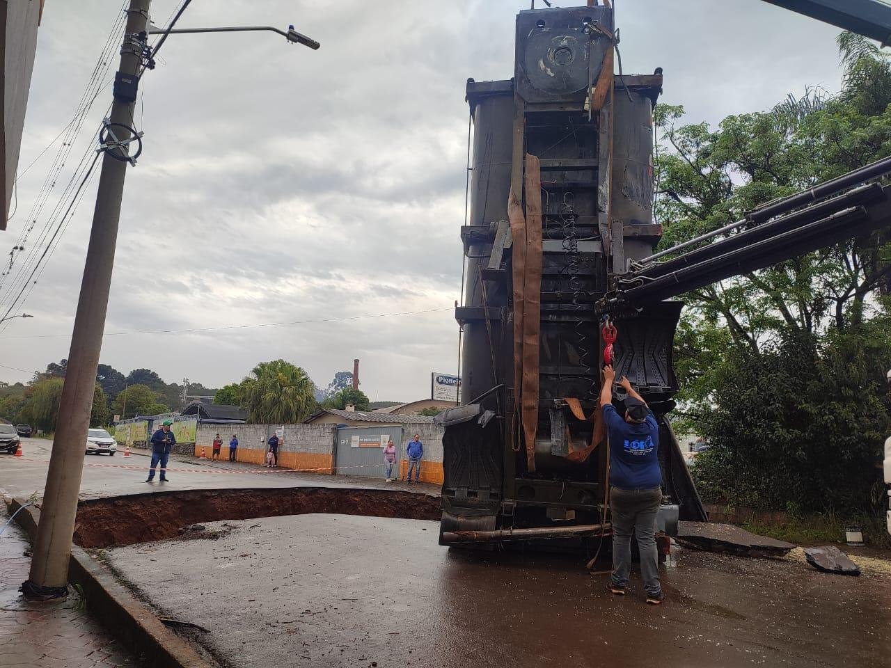 Caminh&atilde;o bitrem foi retirado de buraco aberto com as fortes chuvas em Sananduva