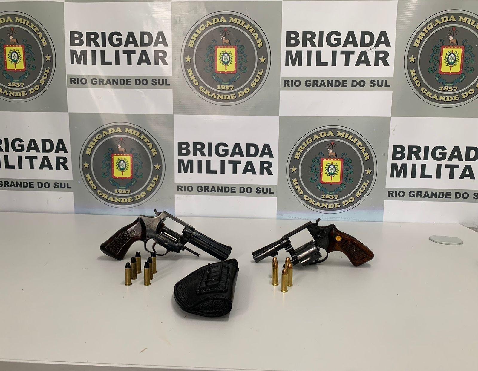 As armas foram apreendidas nos carros dos suspeitos.