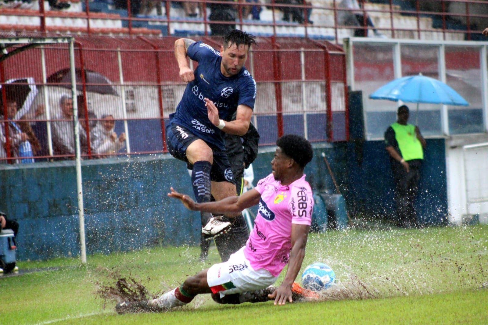 Zequinha foi castigado pelo campo alagado e a decis&atilde;o do VAR