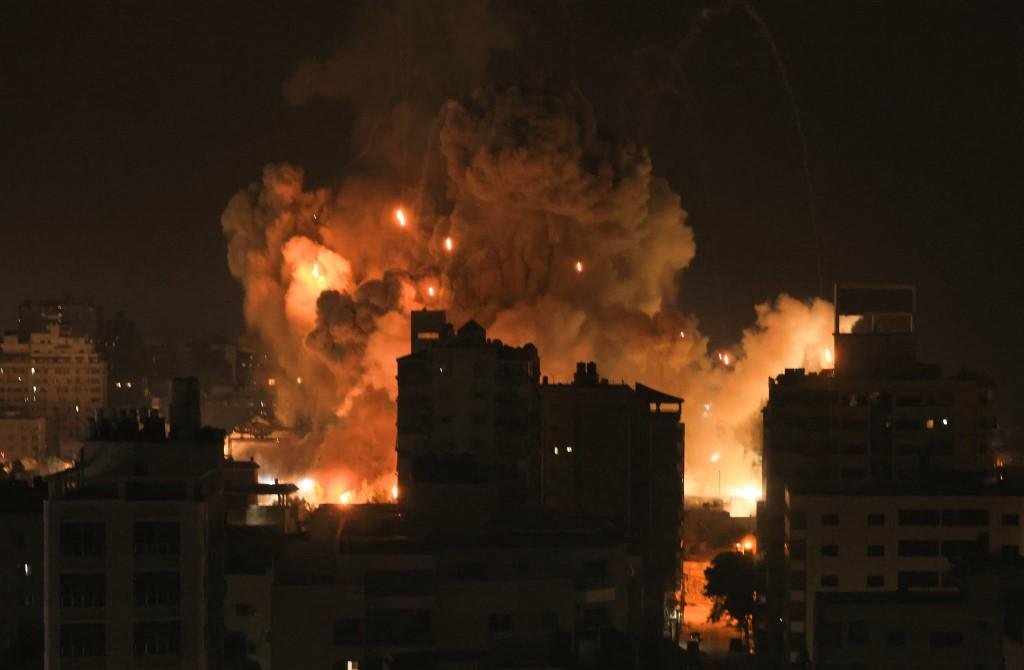 Resposta israelense tem bombardeios intensos na regi&atilde;o da Faixa de Gaza