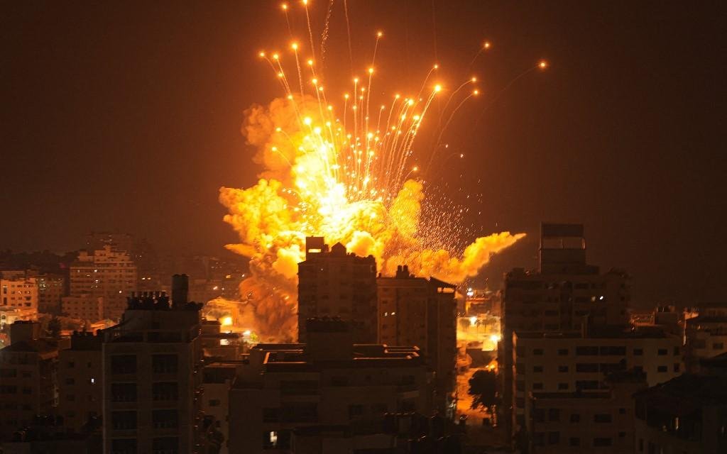Disparos de m&iacute;sseis e foguetes seguiam