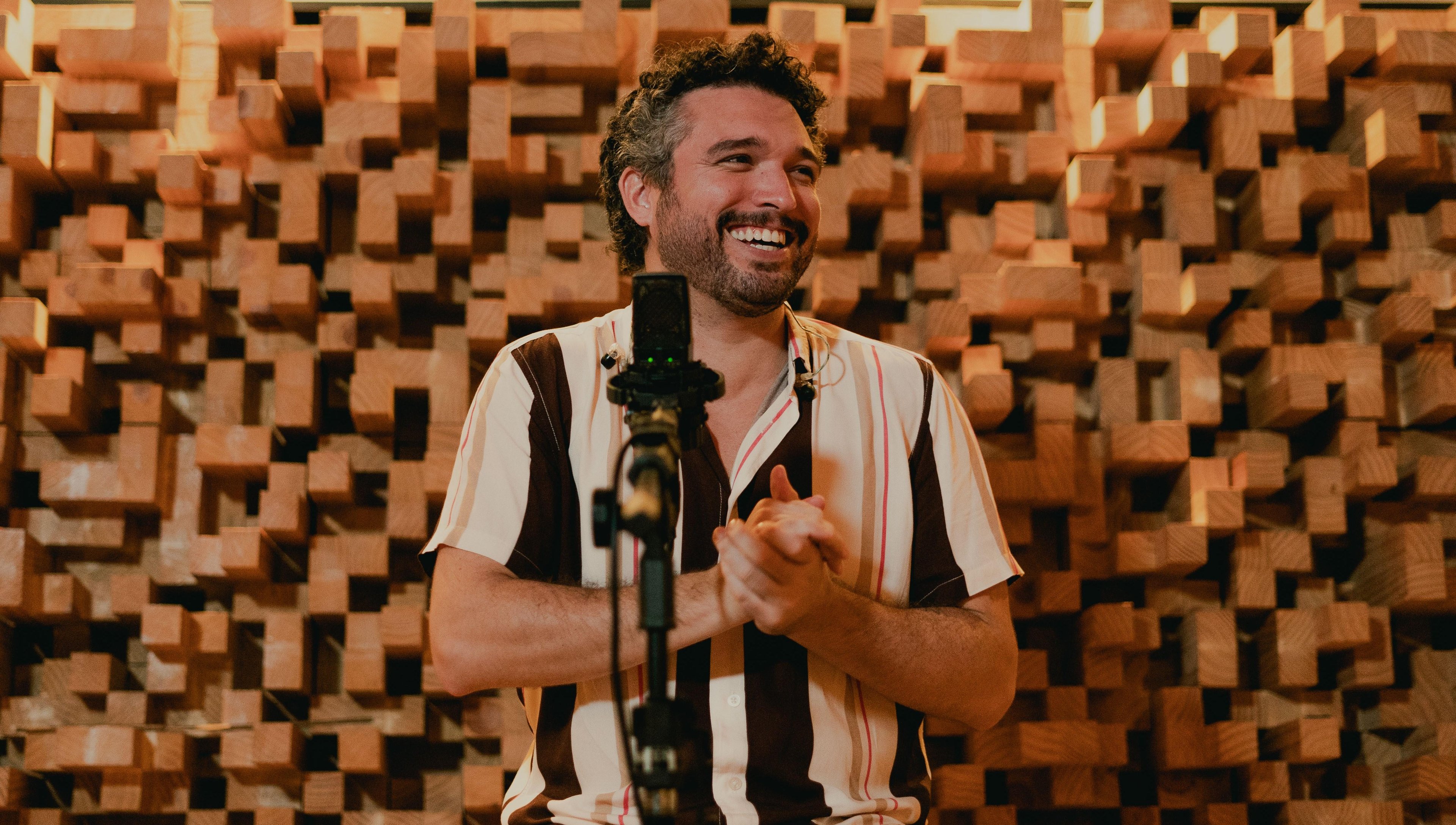 O cantor, compositor, instrumentista, ator e poeta Guilherme Castel