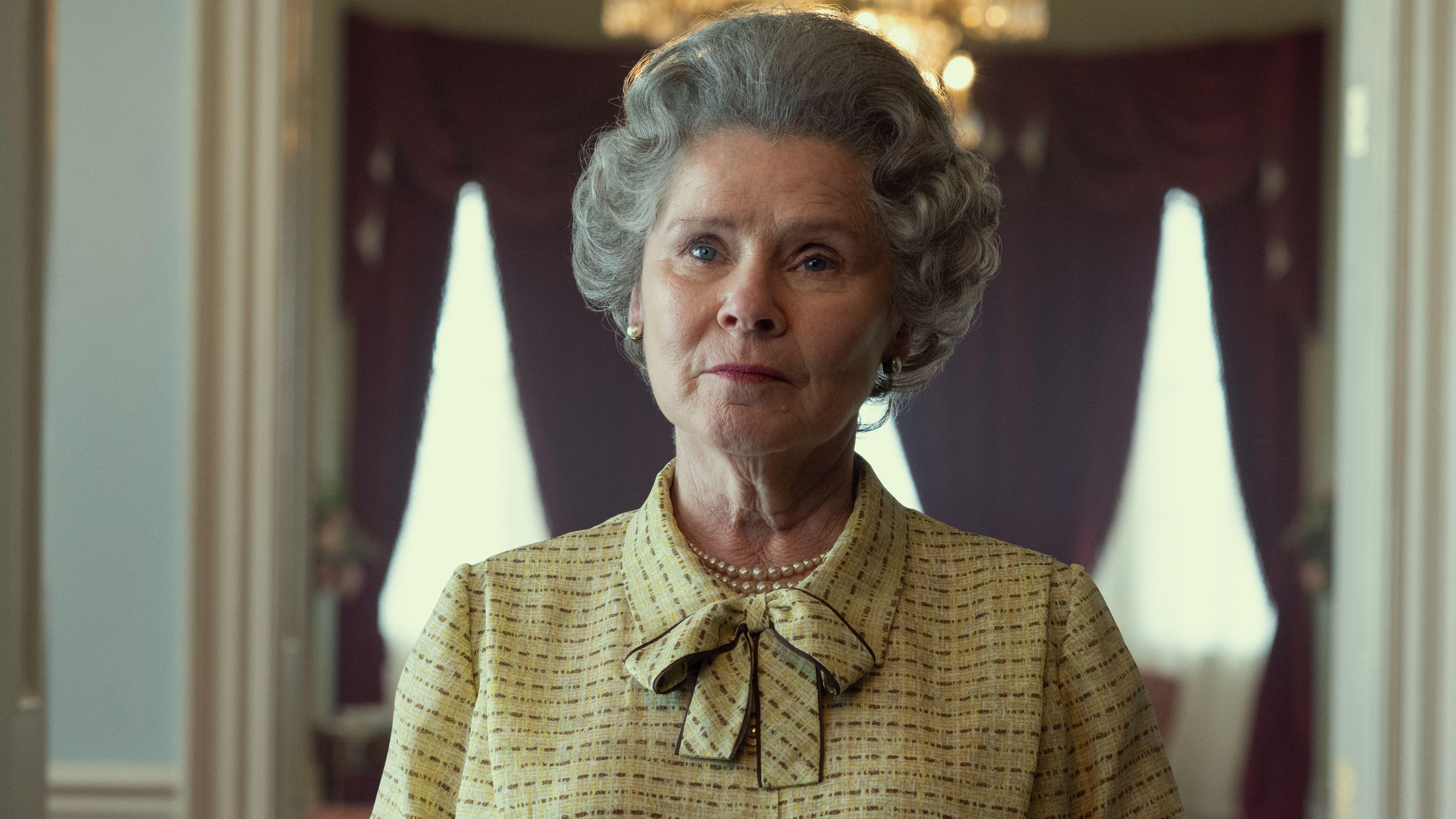 Atriz Imelda Staunton aparece como Rainha Elizabeth II em seriado