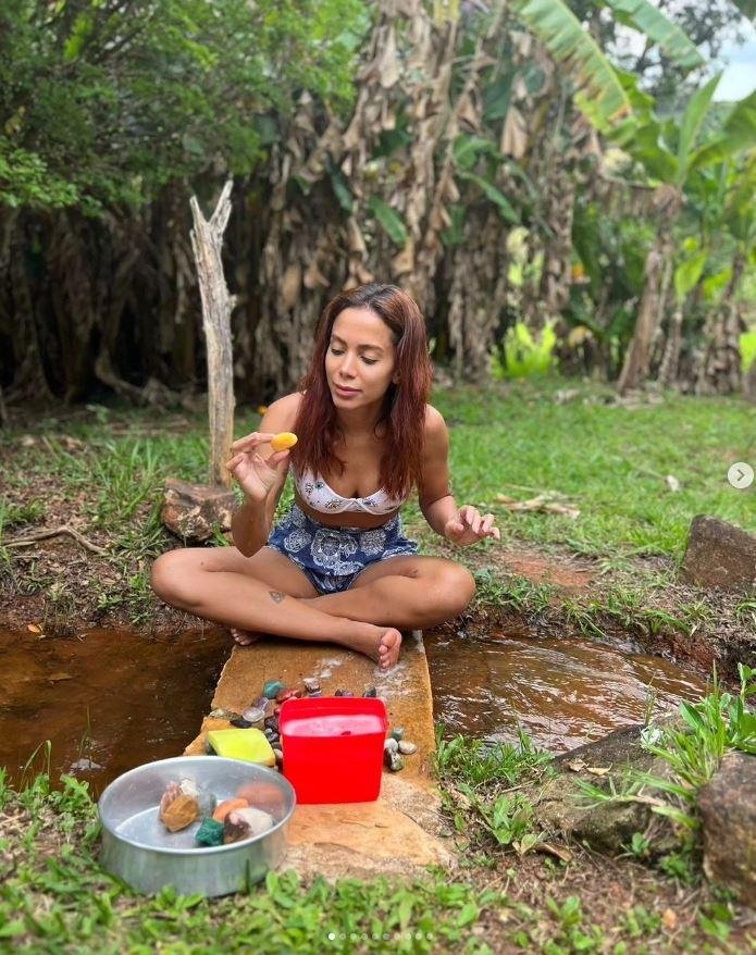 Anitta faz uma pausa para descanso