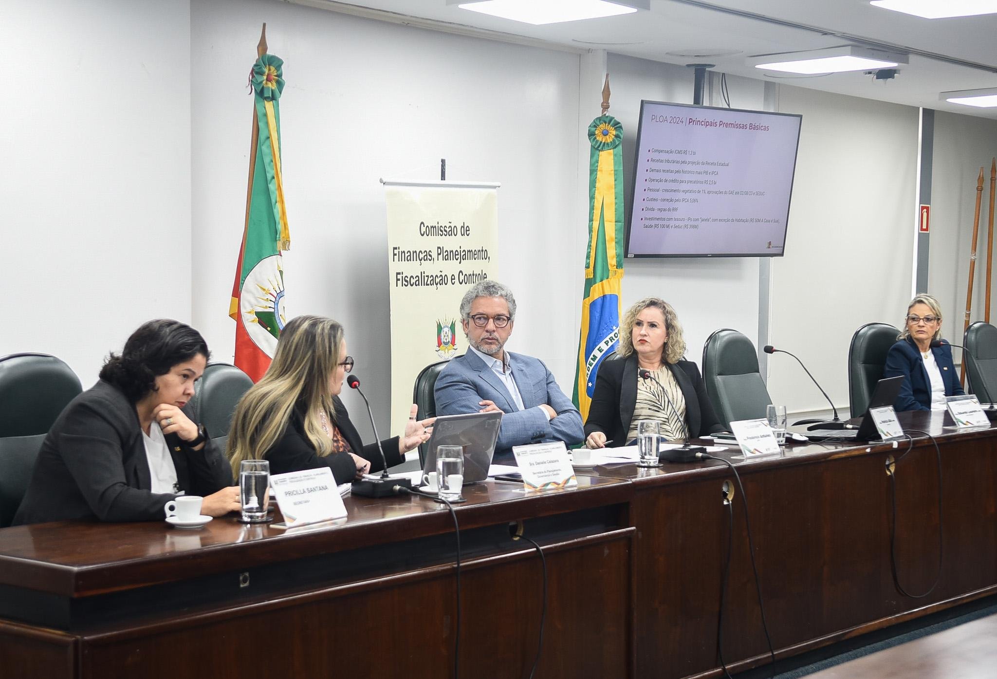 A secret&aacute;ria da Fazenda, Pricilla Santana, do Planejamento, Daniela Calazans, e de Obras P&uacute;blicas, Izabel Matte, participaram da reuni&atilde;o