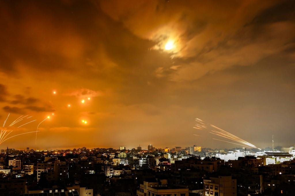 Disparos de foguetes e bombardeios seguem em &aacute;reas de conflito