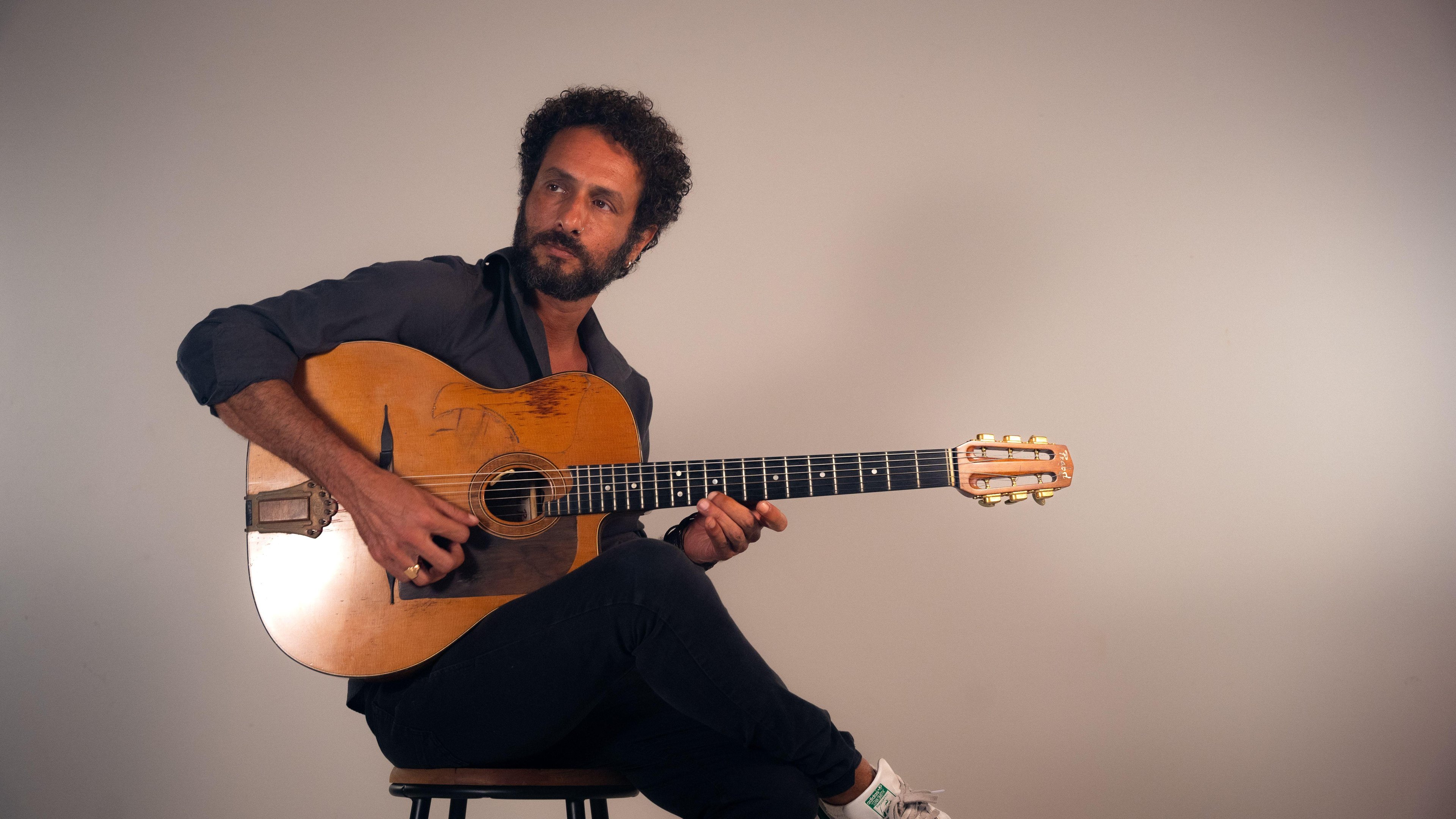 O guitarrista israelense Yuval Ben Lior e seu trio Manouche fazem show hoje em Porto Alegre
