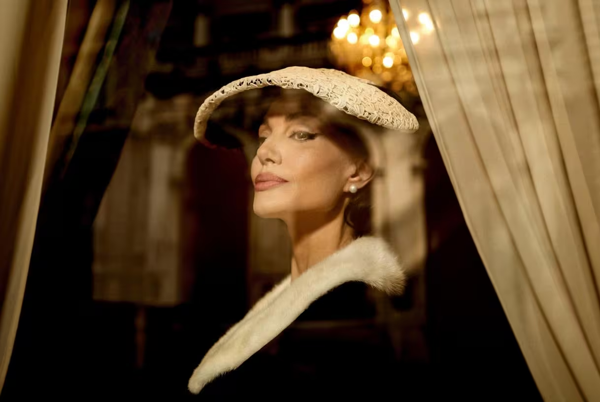 Angelina Jolie interprentando a famosa cantora de &oacute;pera  Maria Callas