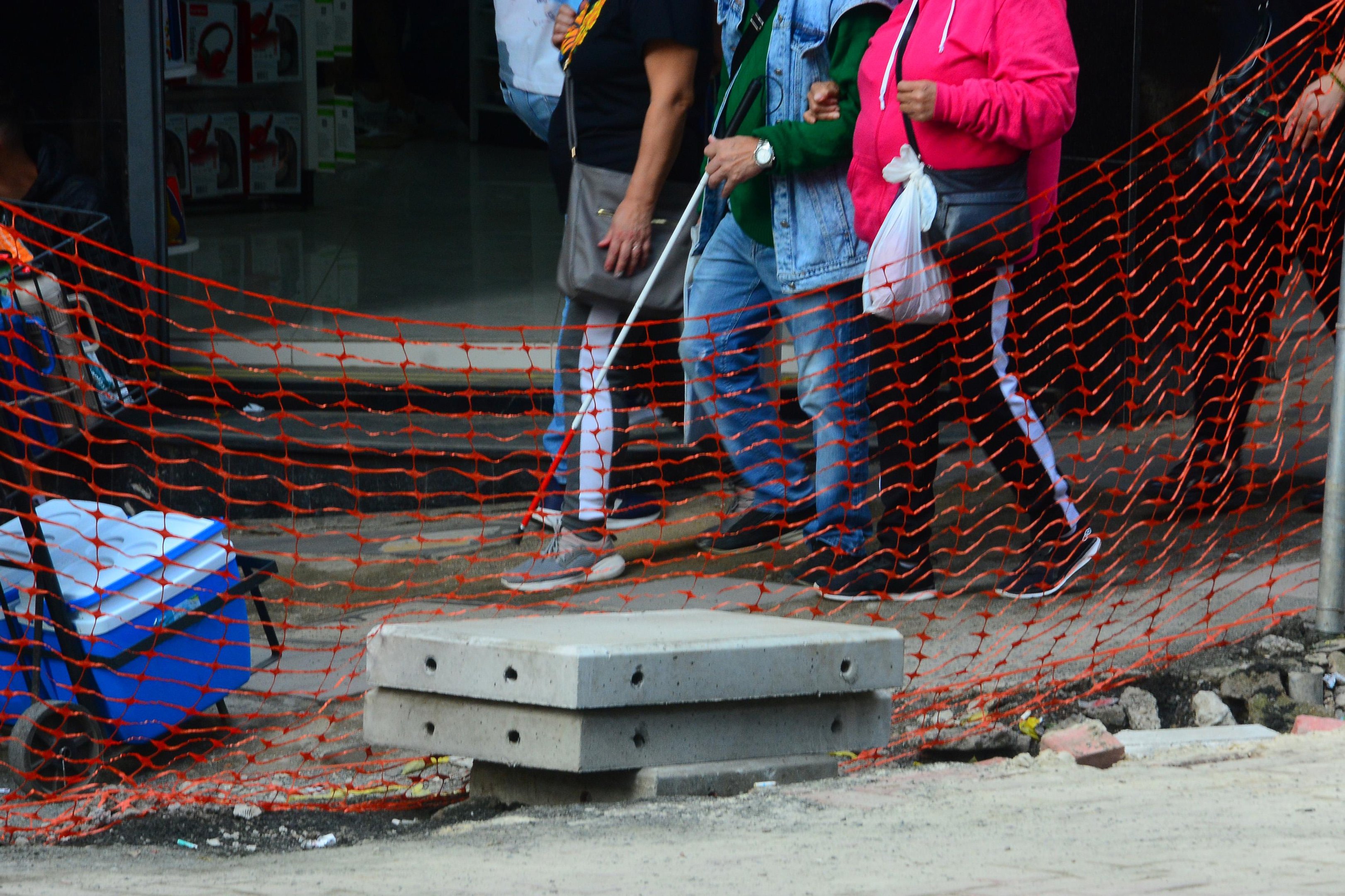 Deficientes visuais e pessoas com mobilidade reduzida relatam dificuldade em circular pelas cal&ccedil;adas da capital