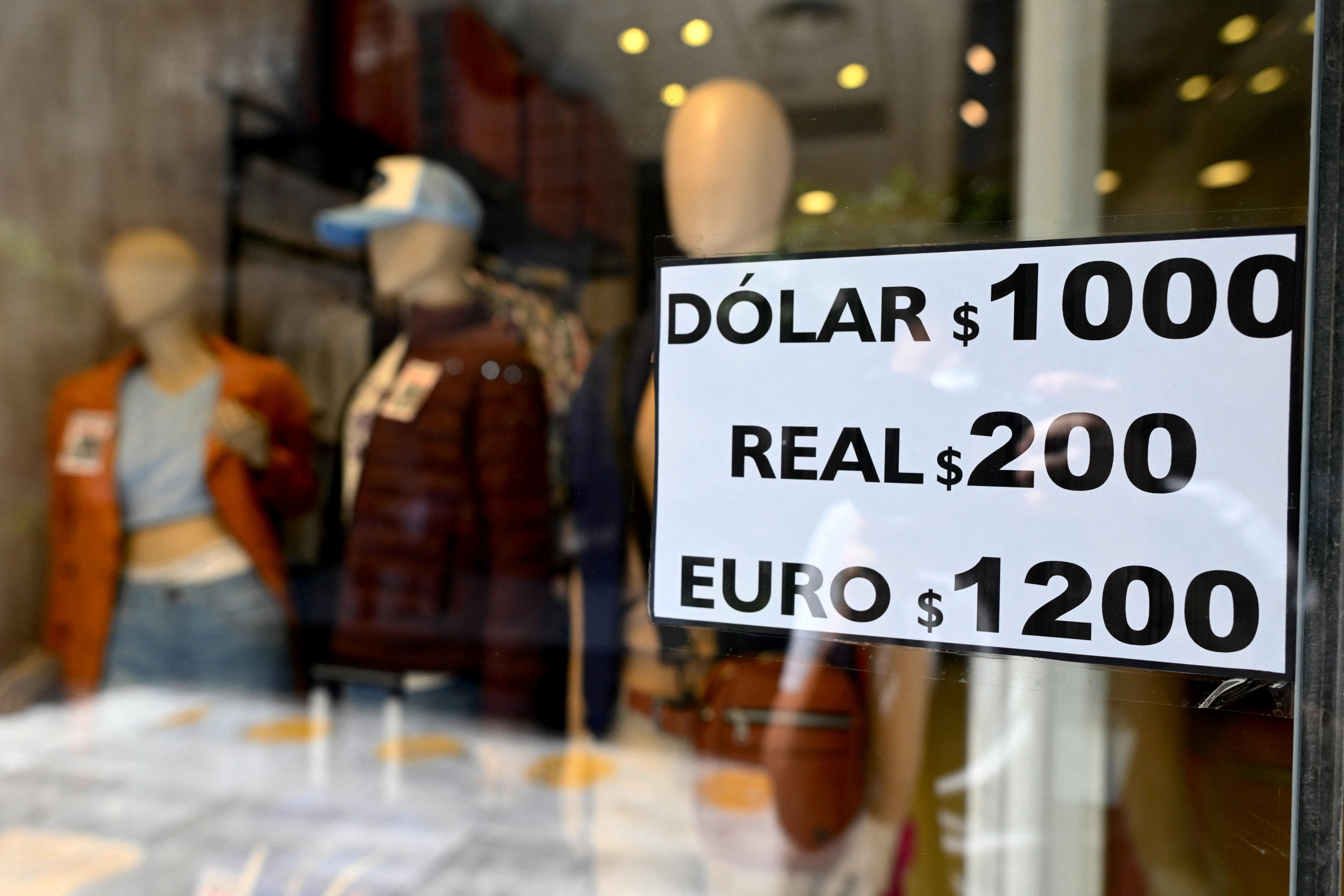 "Jamais em pesos. O peso &eacute; a moeda emitida pelo pol&iacute;tico argentino, portanto, n&atilde;o pode valer nem excremento, porque essas porcarias n&atilde;o servem nem como adubo", disse Milei, candidato mais votado nas prim&aacute;rias argentinas