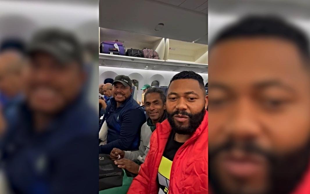 "Depois de 33 horas esperando aqui no aeroporto, estamos dentro do avi&atilde;o para embarcar para Bangcoc, na Tail&acirc;ndia. Vamos para casa, chega", disse Daniel Rodrigues, ao lado de Ymanitu e Leandro