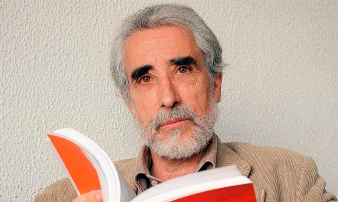 Jo&atilde;o Barrento &eacute; escritor e tradutor