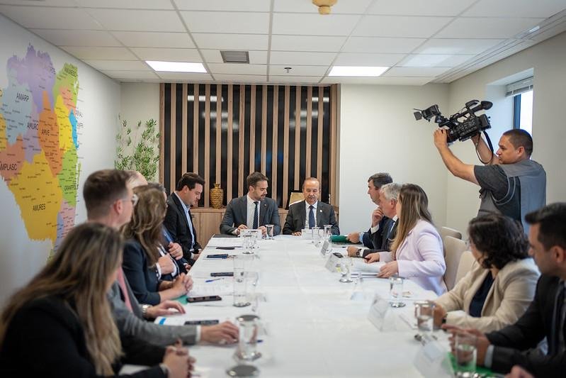 Governadores durante encontro com o relator da reforma tribut&aacute;ria, Eduardo Braga