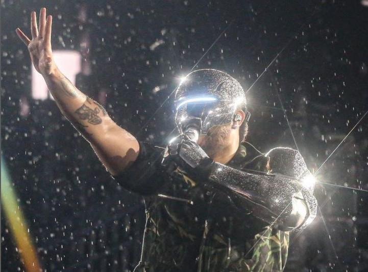 The Weeknd fez um show futurista