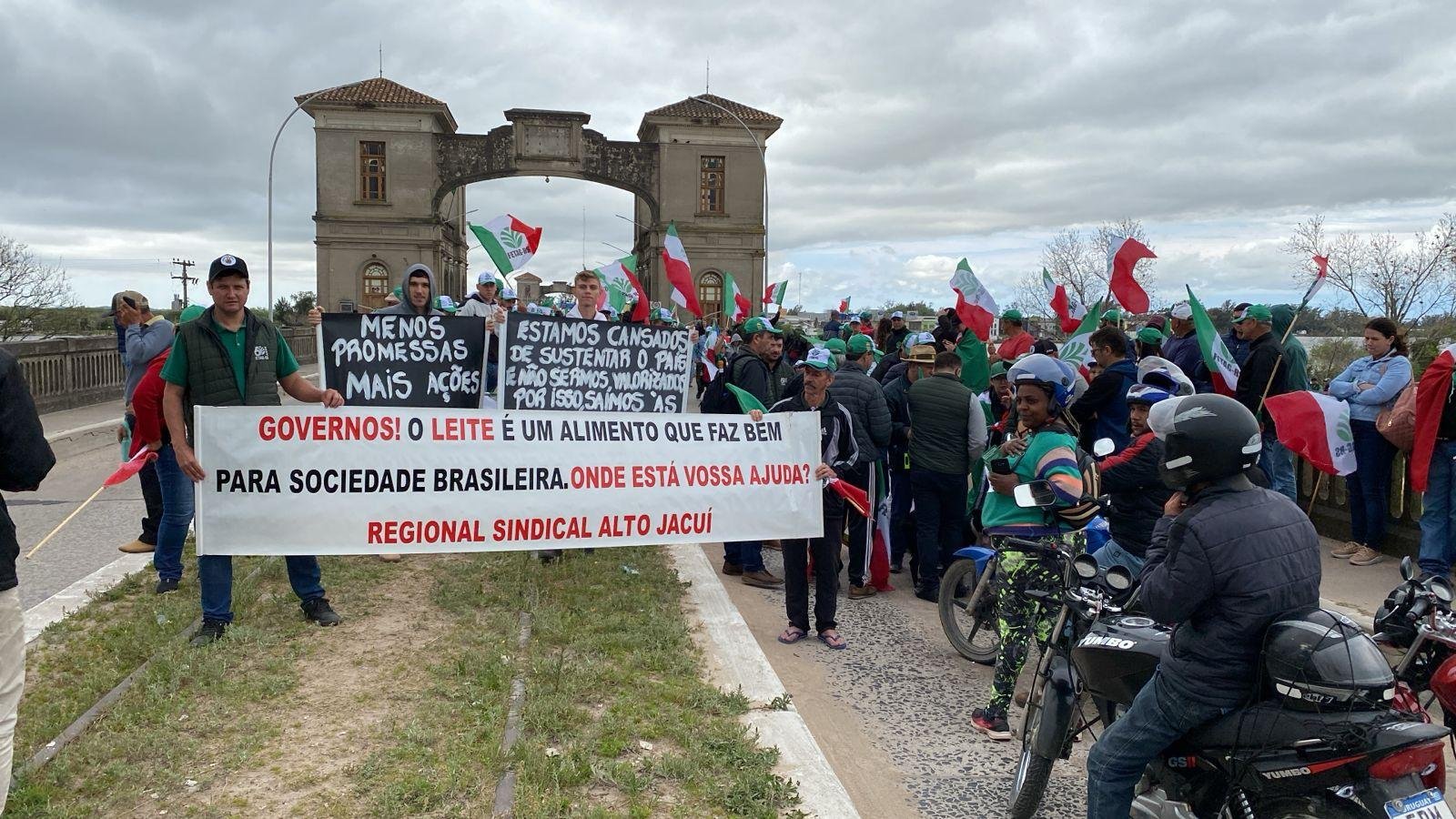 Fetag-RS re&uacute;ne centenas de pessoas contra importa&ccedil;&atilde;o de l&aacute;cteos do Mercosul