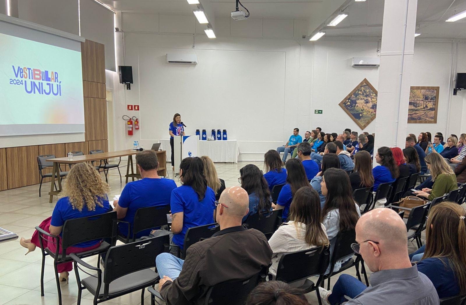 Candidatos que alcan&ccedil;arem as quatro melhores notas ganhar&atilde;o bolsas de estudo, de 50%, por um ano