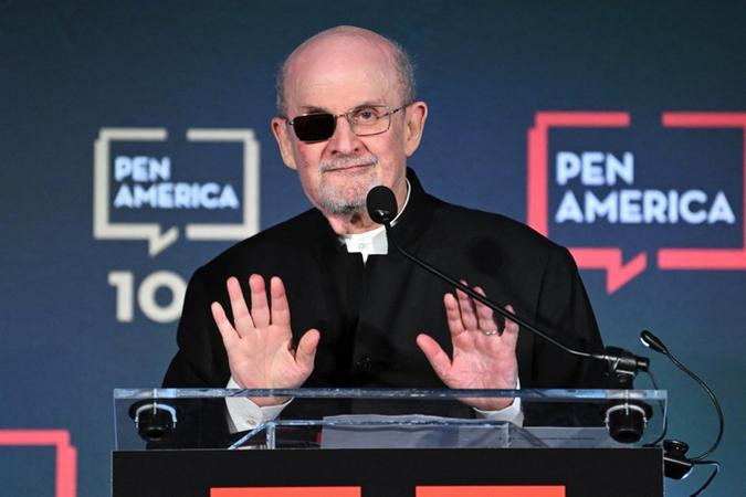 'Era necess&aacute;rio para mim escrever esse livro: uma forma de assumir o que aconteceu e de responder &agrave; viol&ecirc;ncia com arte', disse Rushdie