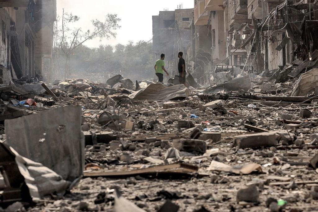 Rastros de destrui&ccedil;&atilde;o entre bombardeios em Gaza, ap&oacute;s ataque de s&aacute;bado do Hamas