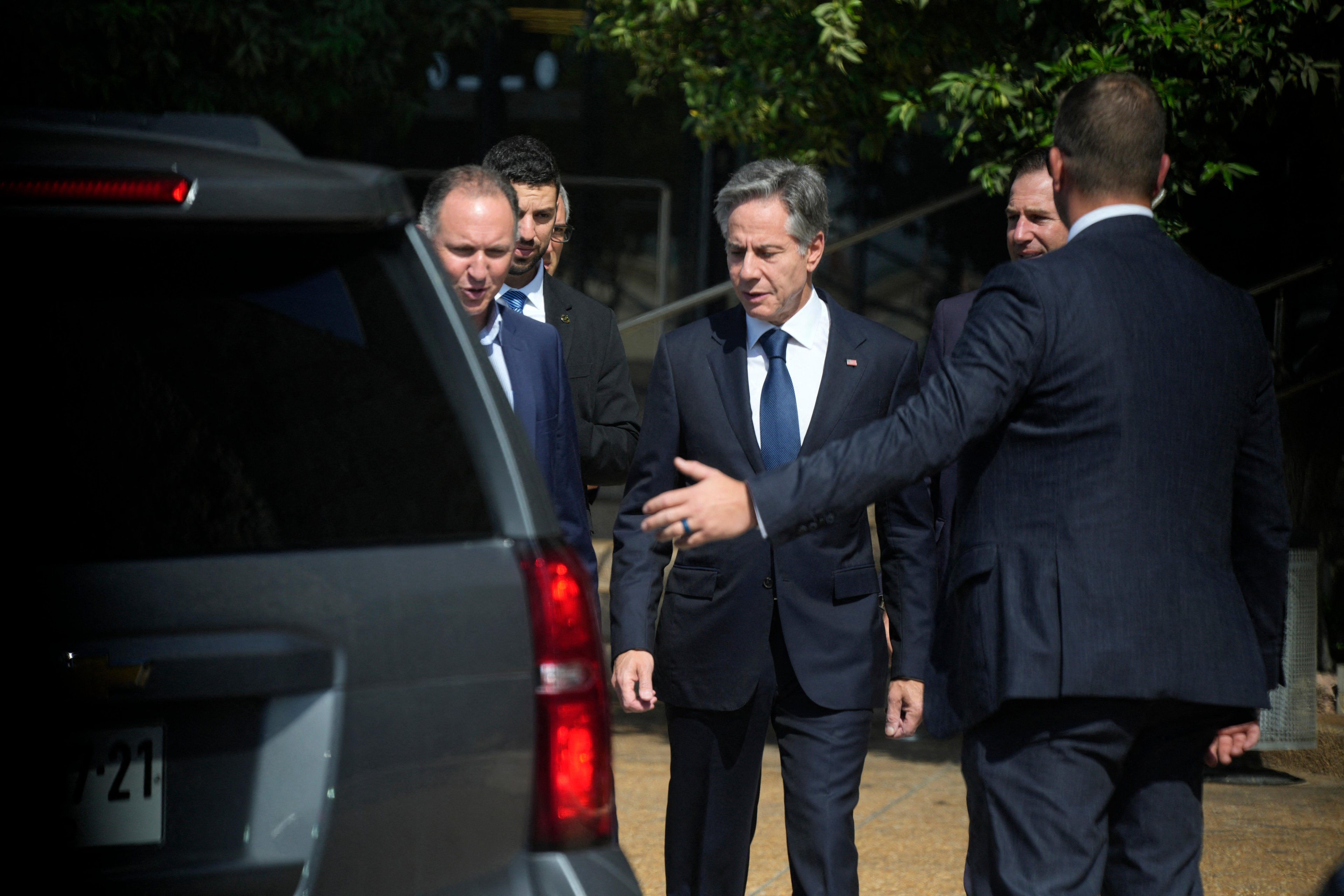 O secret&aacute;rio de Estado Antony Blinken chega ao aeroporto Ben Gurion em Tel Aviv