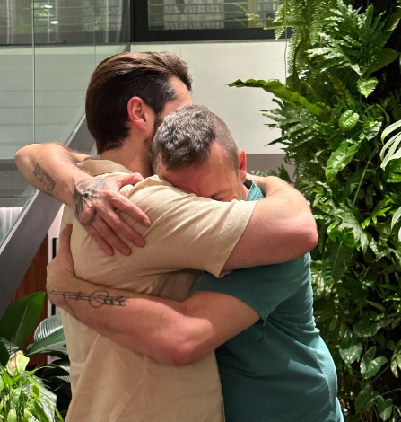 "Que al&iacute;vio poder te abra&ccedil;ar, pai!" o m&uacute;sico escreveu na legenda da publica&ccedil;&atilde;o em rede social