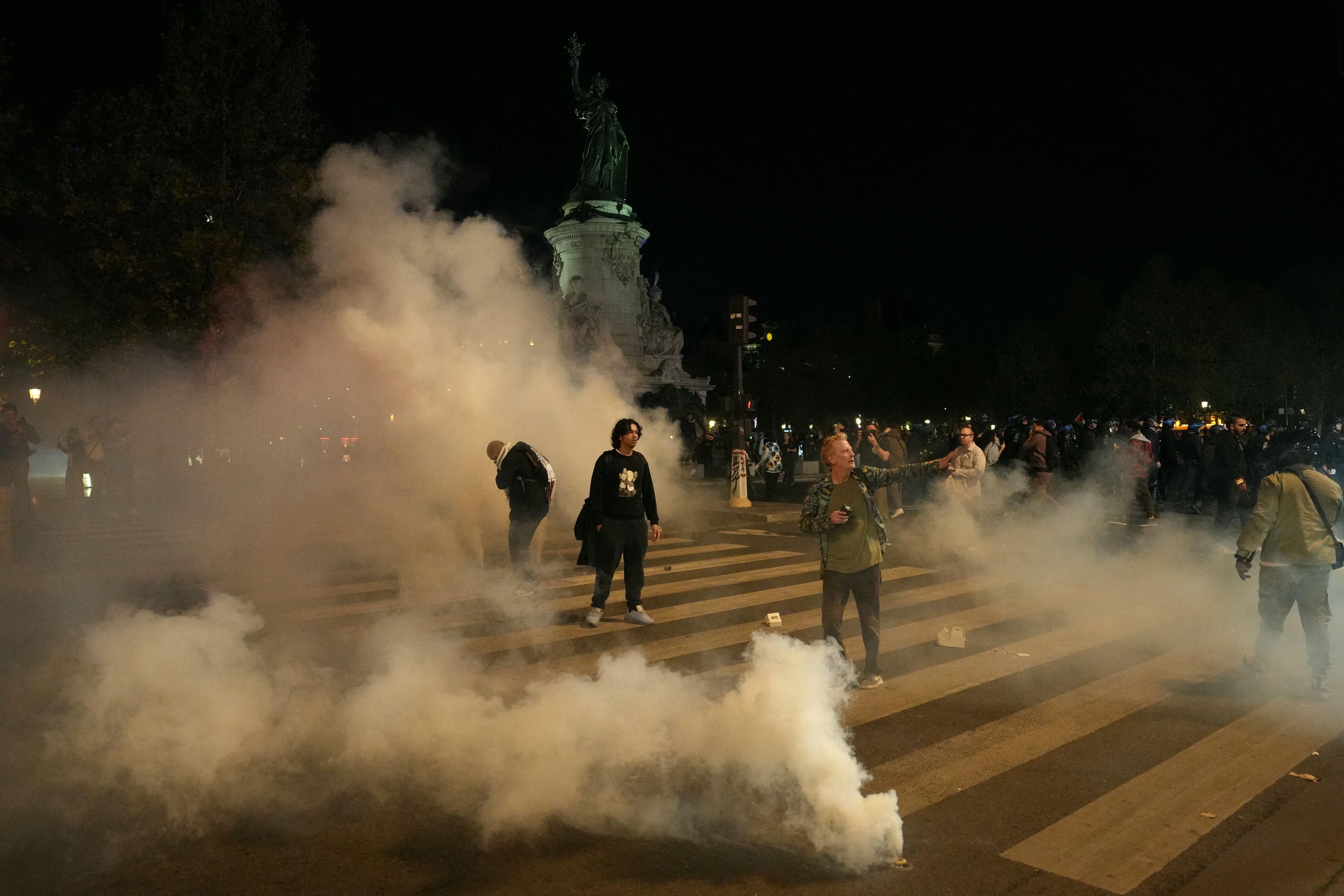 Na capital francesa, os manifestantes gritavam "Palestina vencer&aacute;" e "Israel assassino", enquanto agitavam bandeiras palestinas